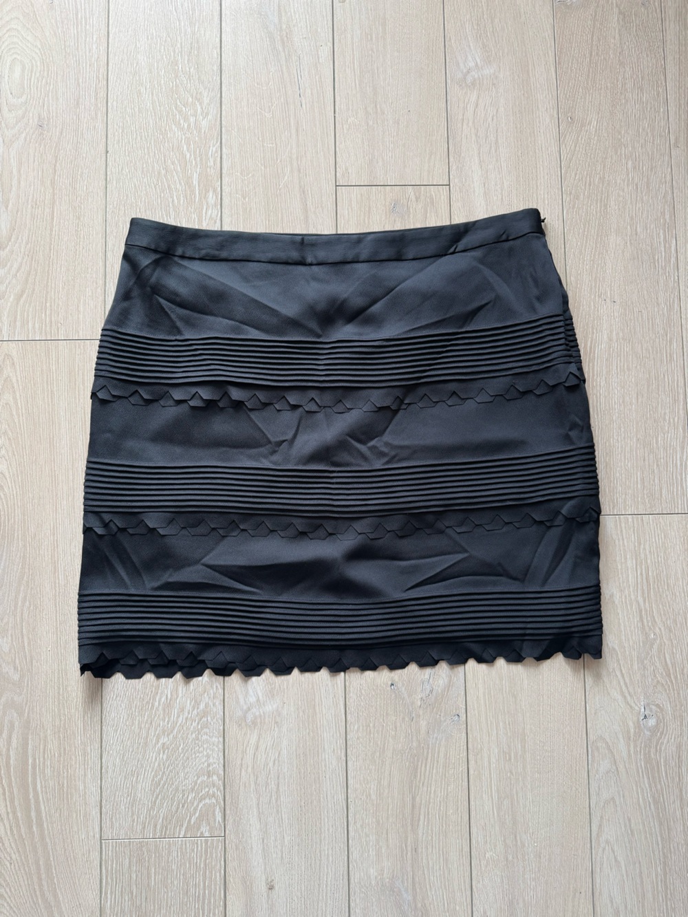 Banana Republic Scallop Trim Pencil Mini Skirt in Black Women’s Size 12